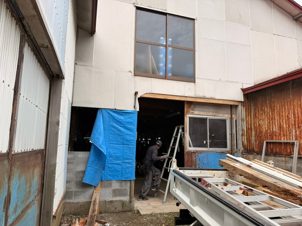 【能代市】約40年使った扉を修繕 ─ 開口を20cm広げ、明かりを取り込める入り口へ