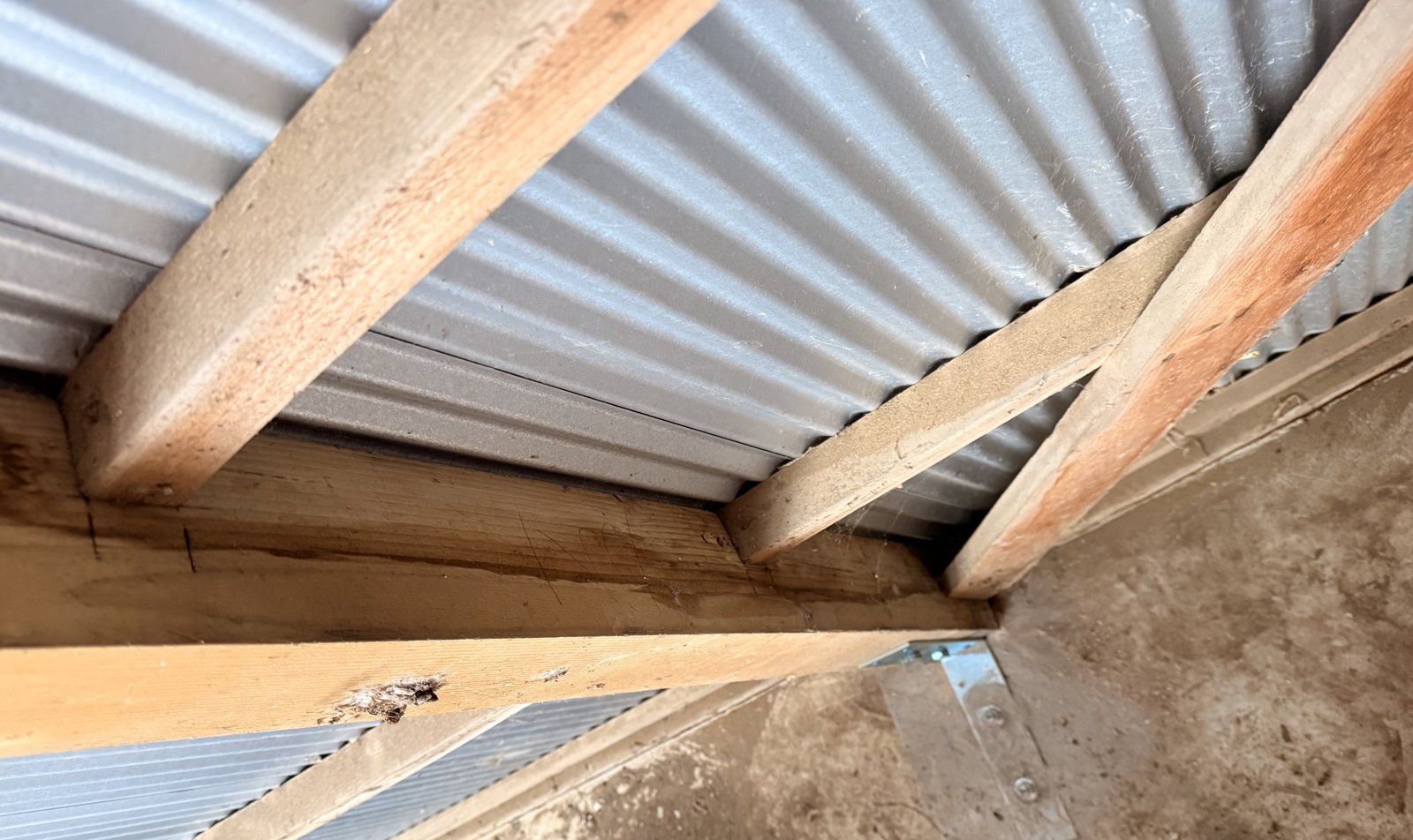 物置小屋を長持ちさせる構造補強工事 写真2