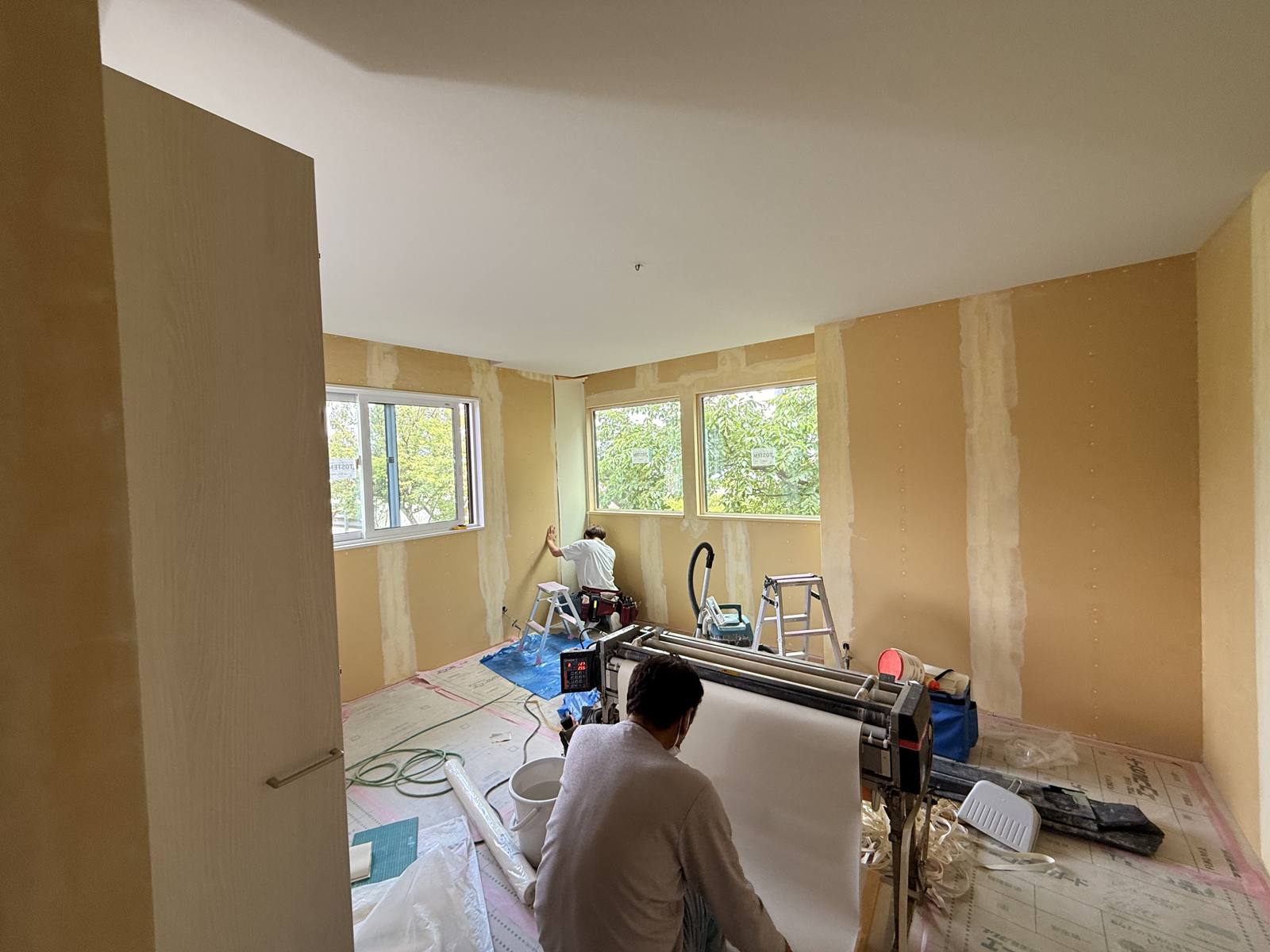 【三種町】壁紙が貼られて、部屋が生きてきました ─ 断熱リノベーションのクロス工事 写真2