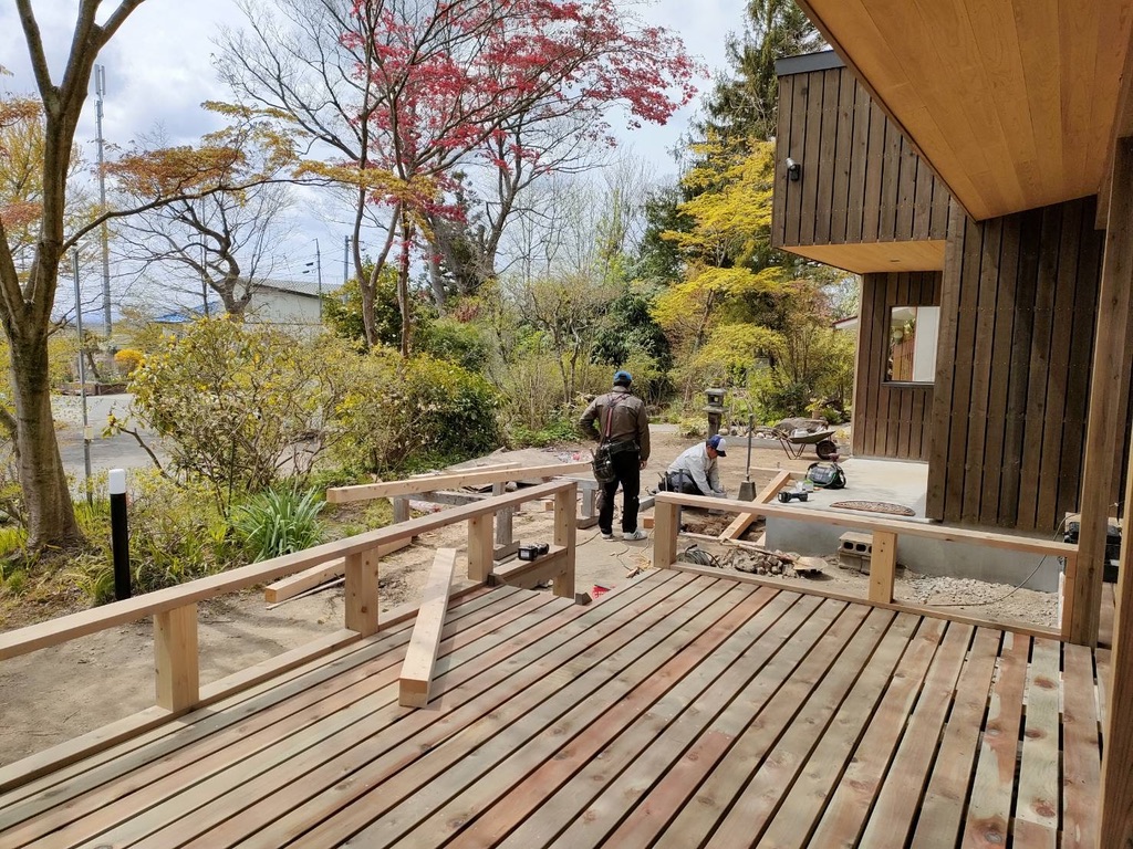 木張り外壁とウッドデッキ