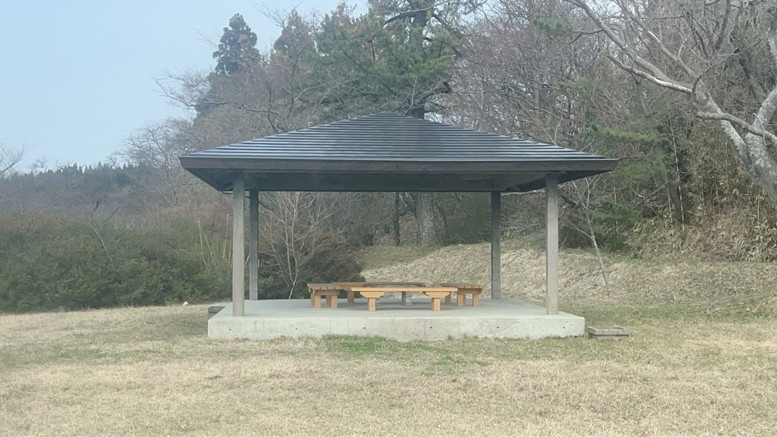 塗装が完成した東屋