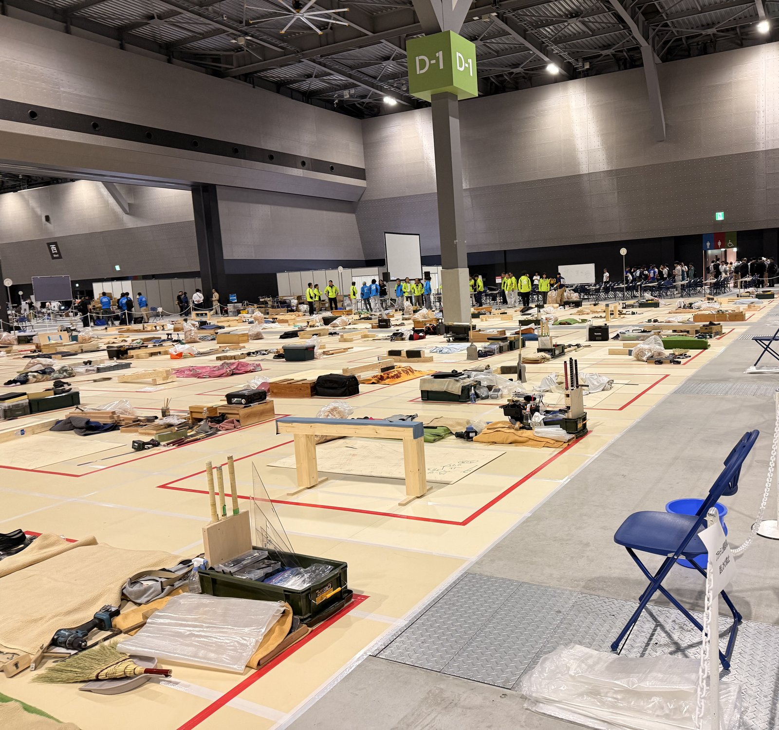 競技が始まる前の会場。どの区画も道具がきちんと並べられています