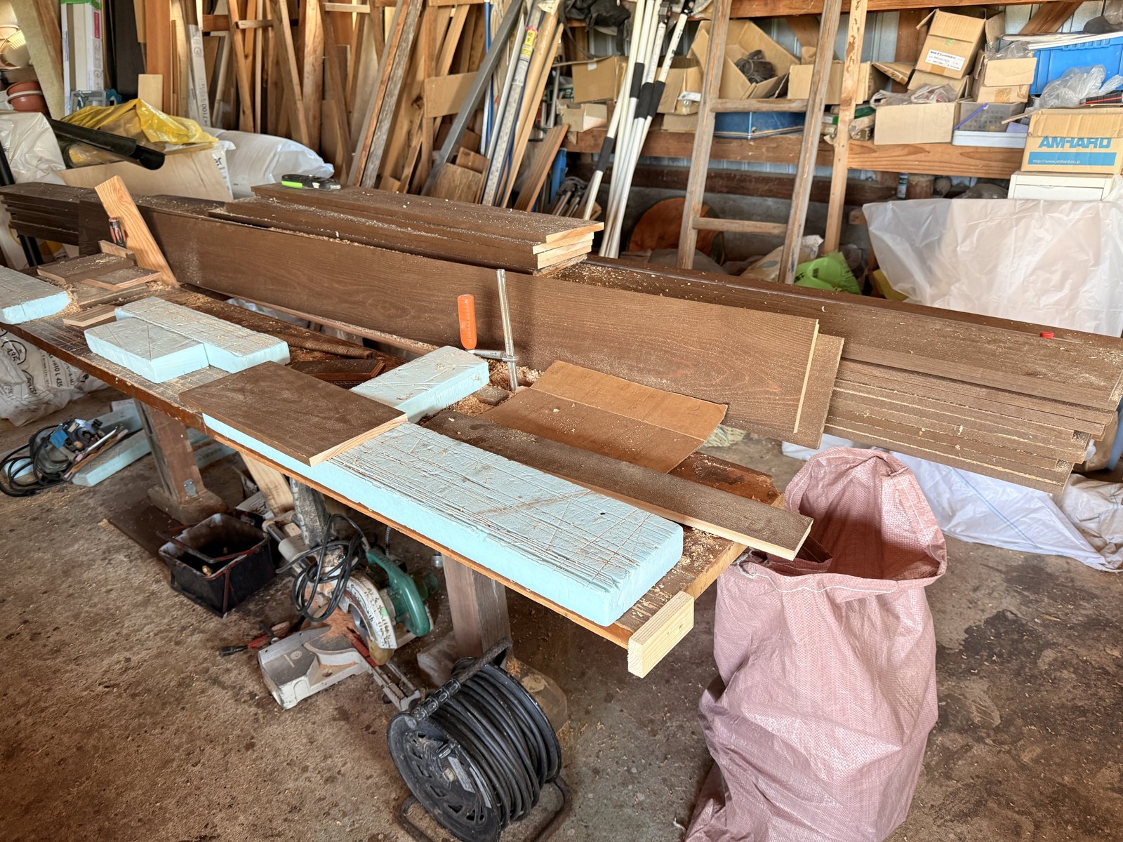 作業場の杉板