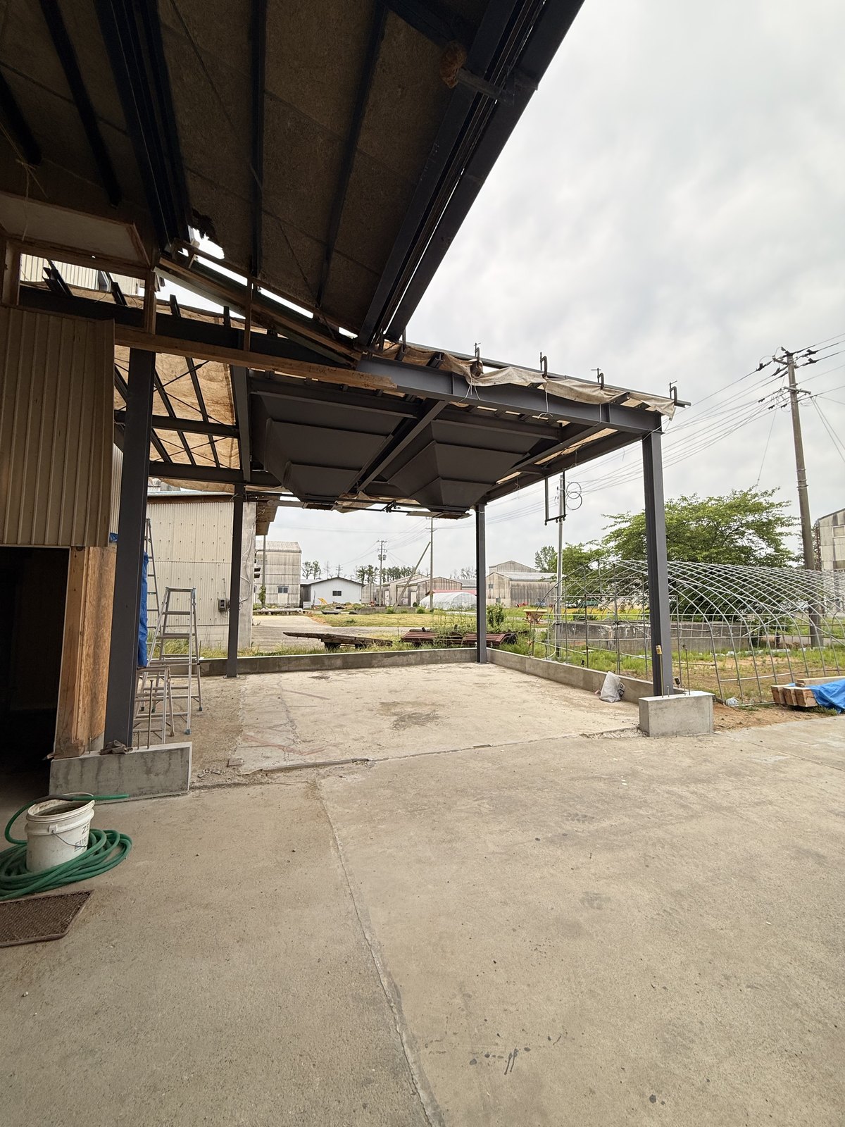 横から見た全体。柱と梁が組み上がり、屋根とじょうごが納まりました
